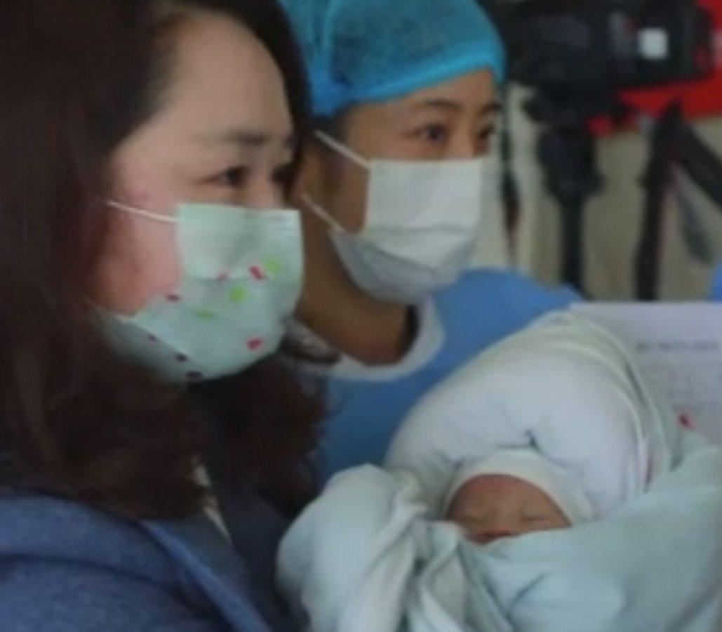 Koronavirüs mağduru bebek yaşam savaşını kazandı