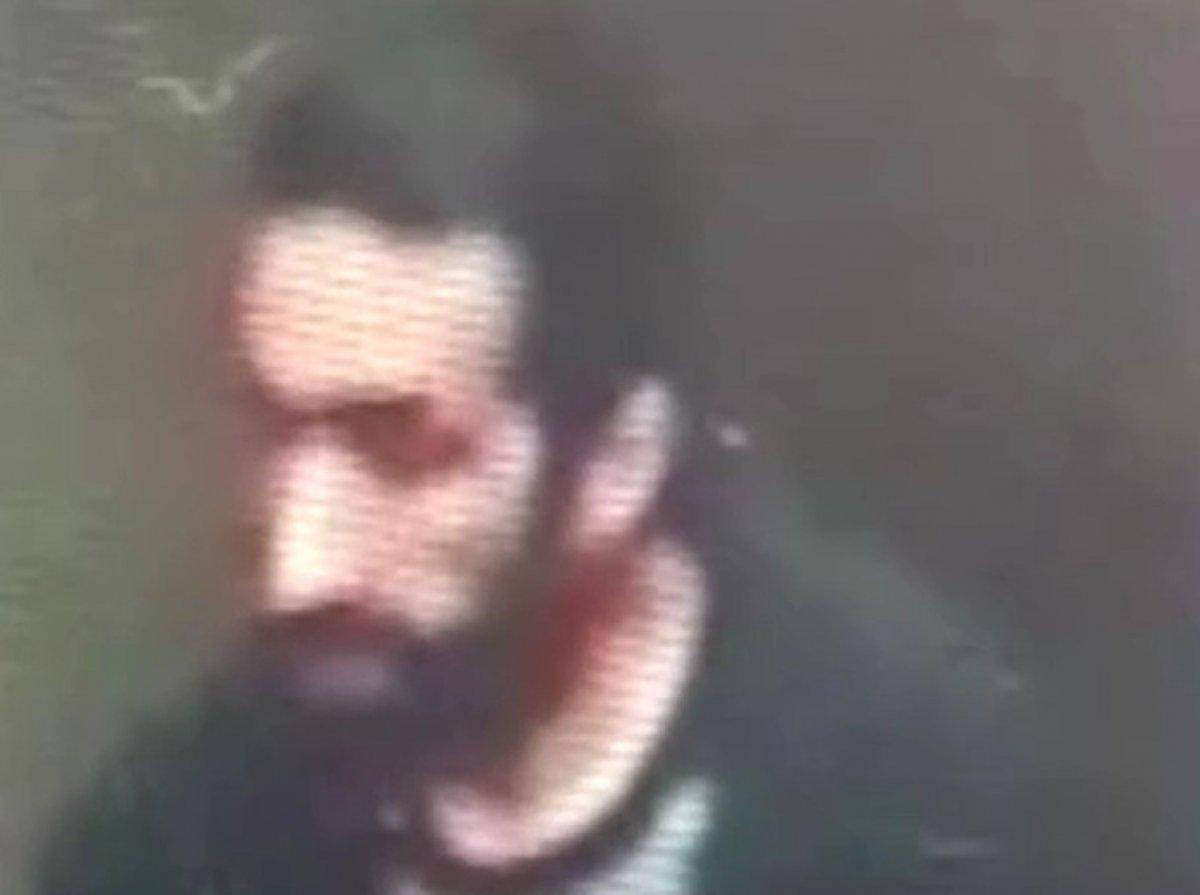 Başörtülü kızın arkasında mastürbasyon yapan sapık