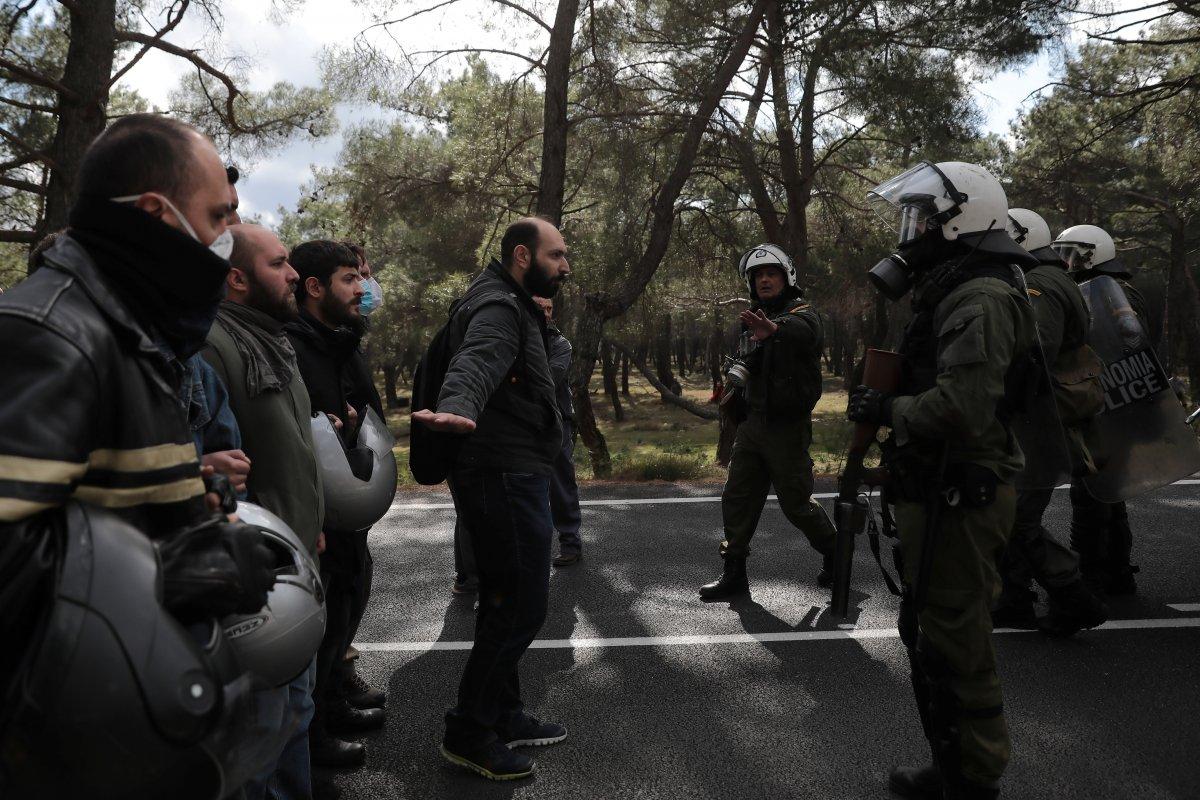 Yunanistan'da ada halkı göçmen kampları için sokakta