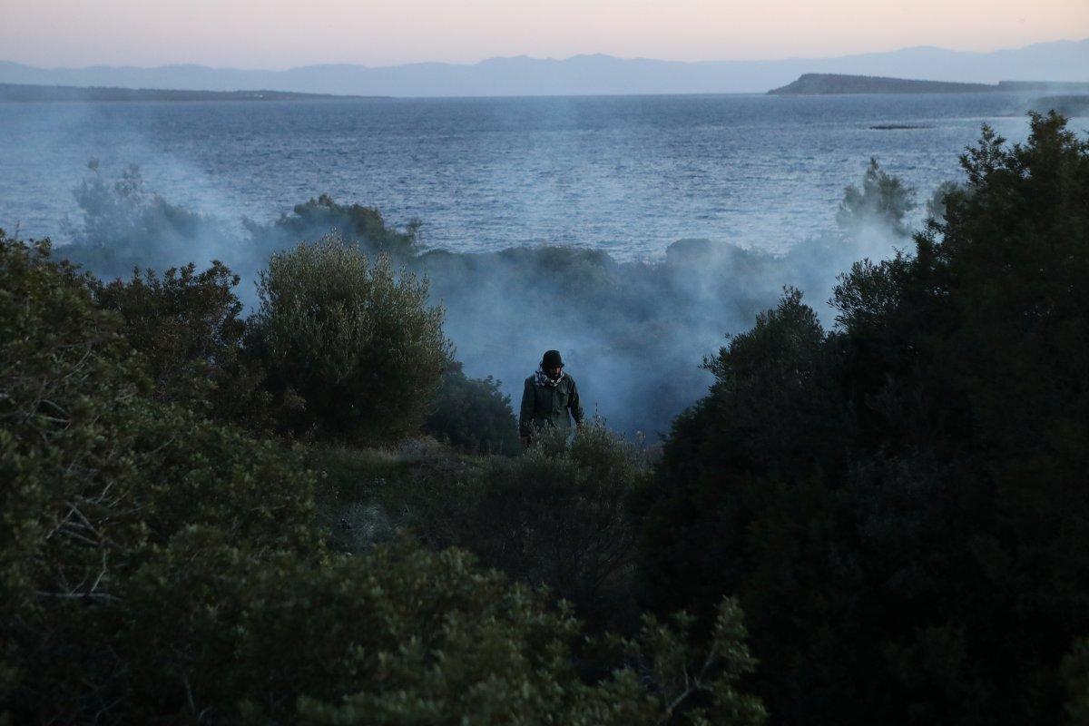 Yunanistan'da ada halkı göçmen kampları için sokakta