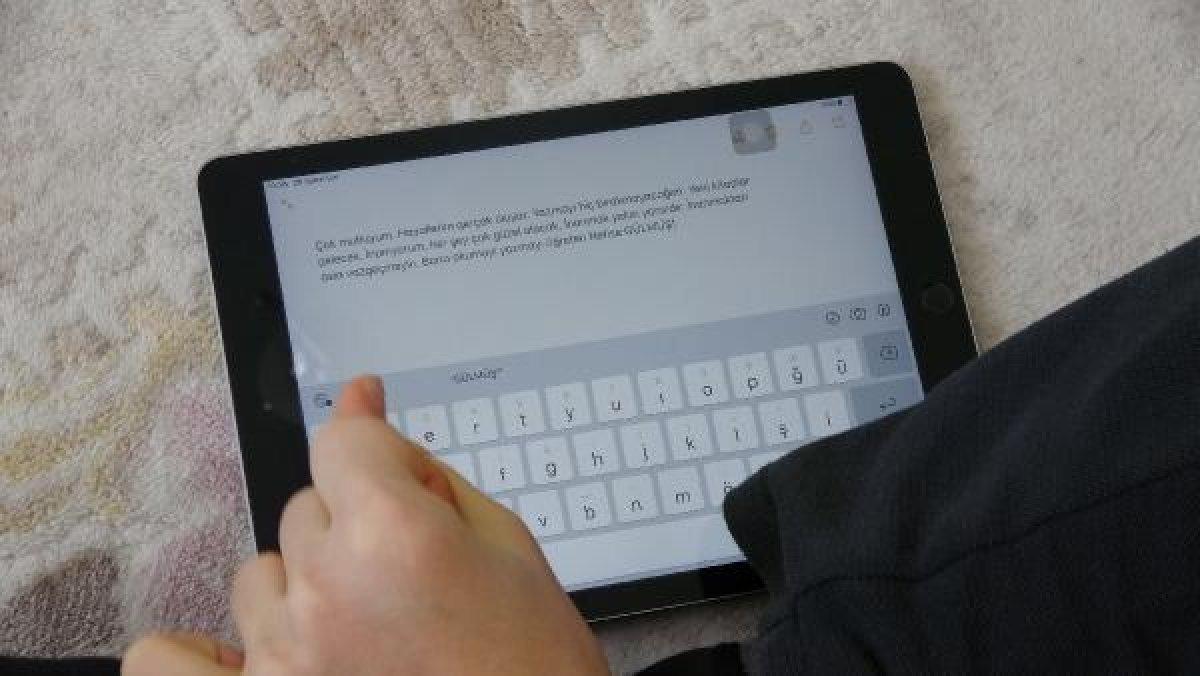 Serebral palsi hastası Ali, tek parmağıyla kitap yazdı