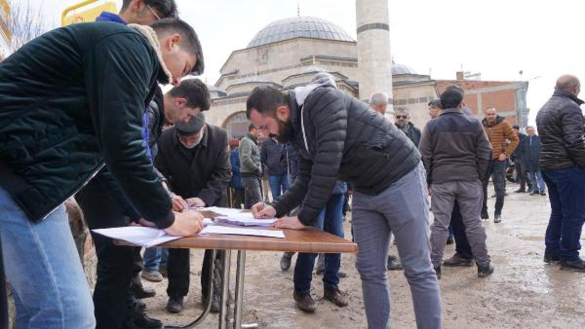Kangal'da bir grup, askere gitmek için dilekçe verdi