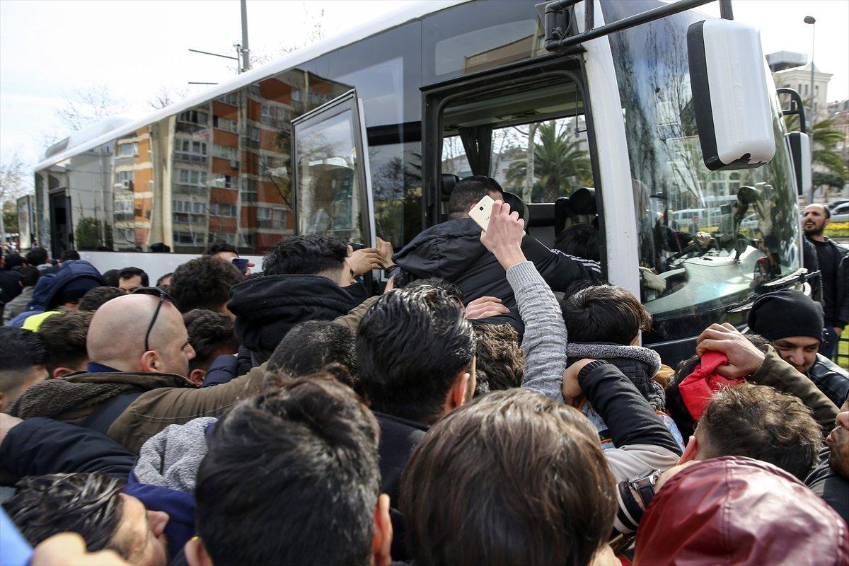 Mülteciler akın akın sınıra doğru gidiyor