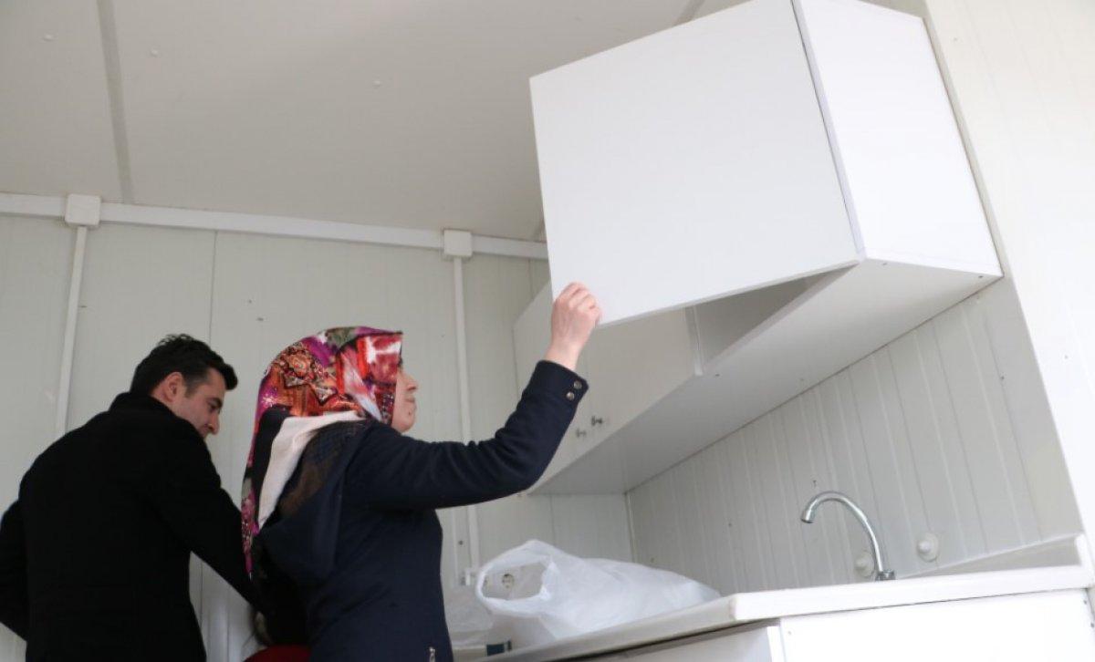 Çift katlı konteyner evler depremzedelere teslim ediliyor