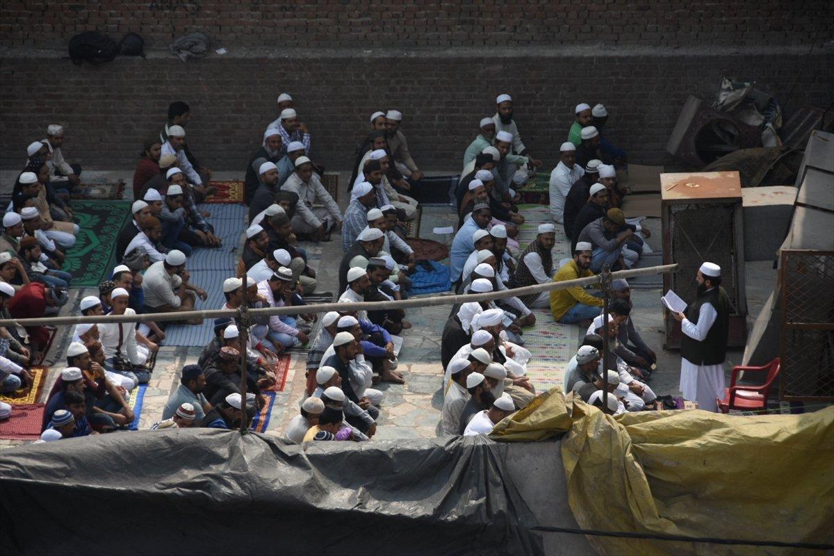 Hindistan'da yakılan caminin çatısında Cuma namazı