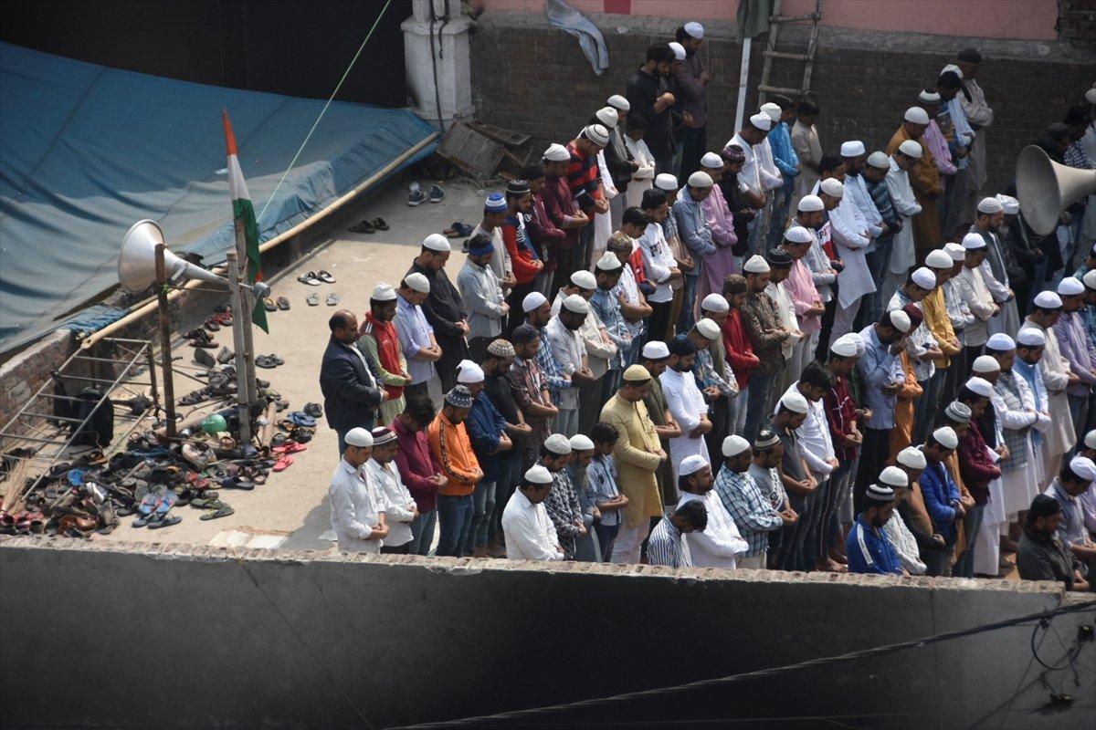 Hindistan'da yakılan caminin çatısında Cuma namazı