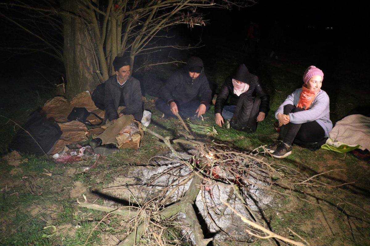 Göçmenlerin sınırdaki bekleyişi sürüyor