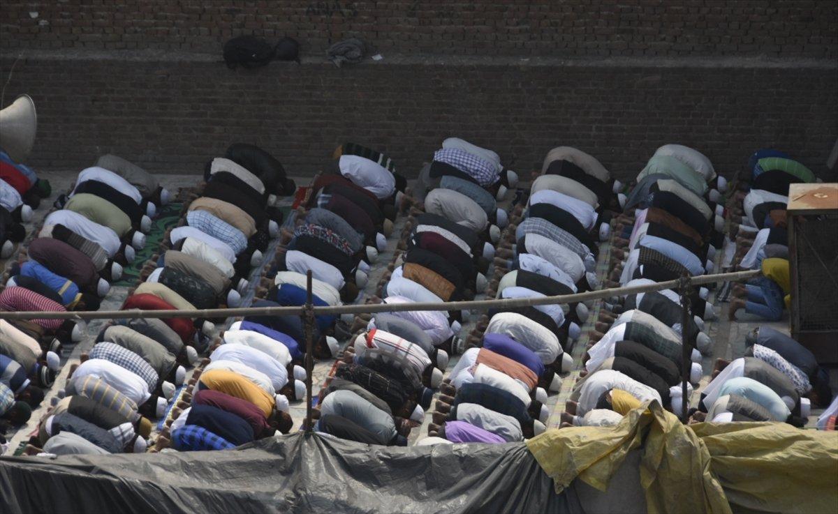 Hindistan'da yakılan caminin çatısında Cuma namazı