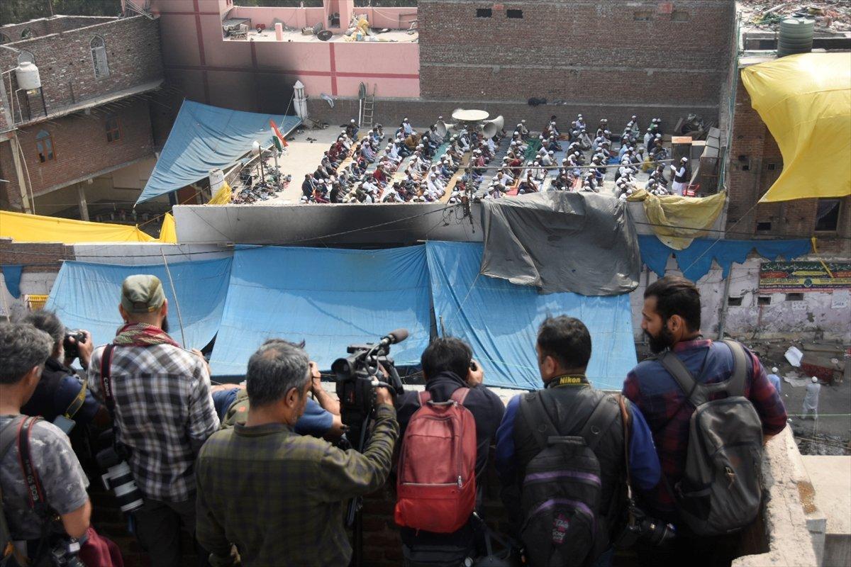 Hindistan'da yakılan caminin çatısında Cuma namazı