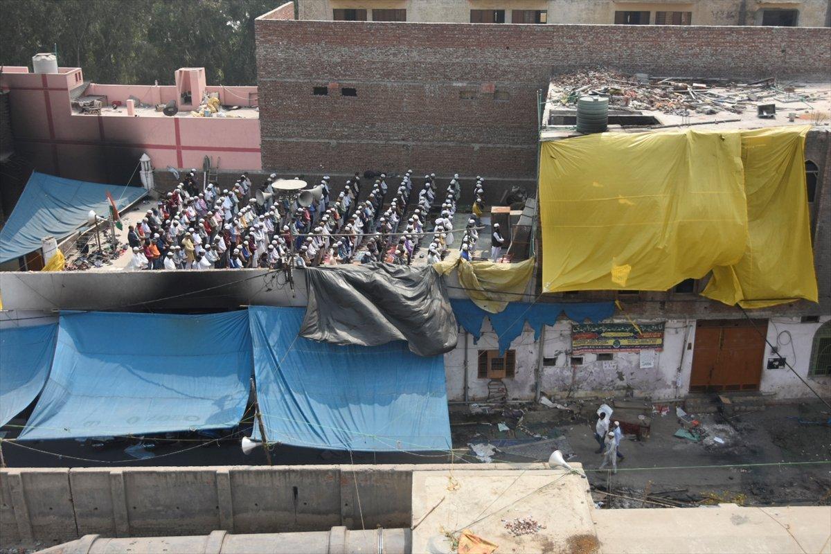 Hindistan'da yakılan caminin çatısında Cuma namazı