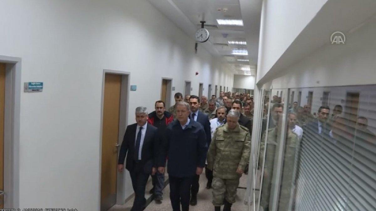 Bakan Akar'dan yaralı askerlere ziyaret