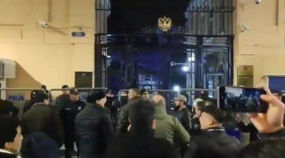 Rusya'nın İstanbul Başkonsolosluğu önünde protesto
