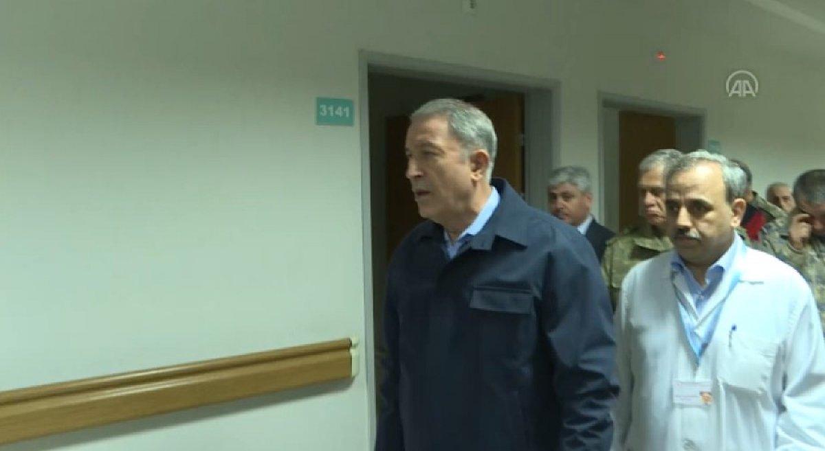 Bakan Akar'dan yaralı askerlere ziyaret