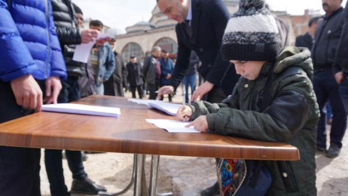 Kangal'da bir grup, askere gitmek için dilekçe verdi
