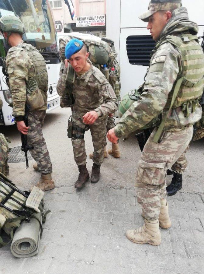 Suriye sınırına komando ve askeri araç sevkiyatı