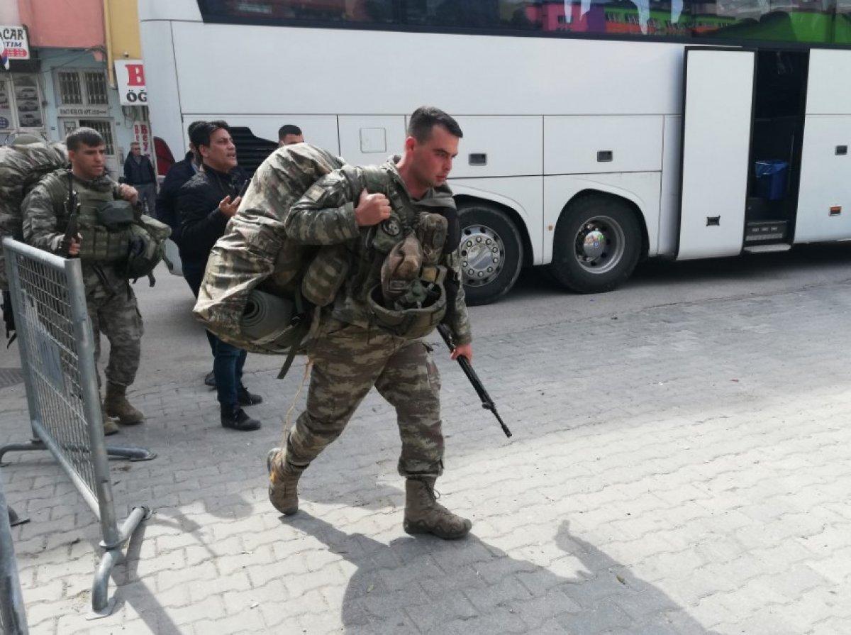 Suriye sınırına komando ve askeri araç sevkiyatı