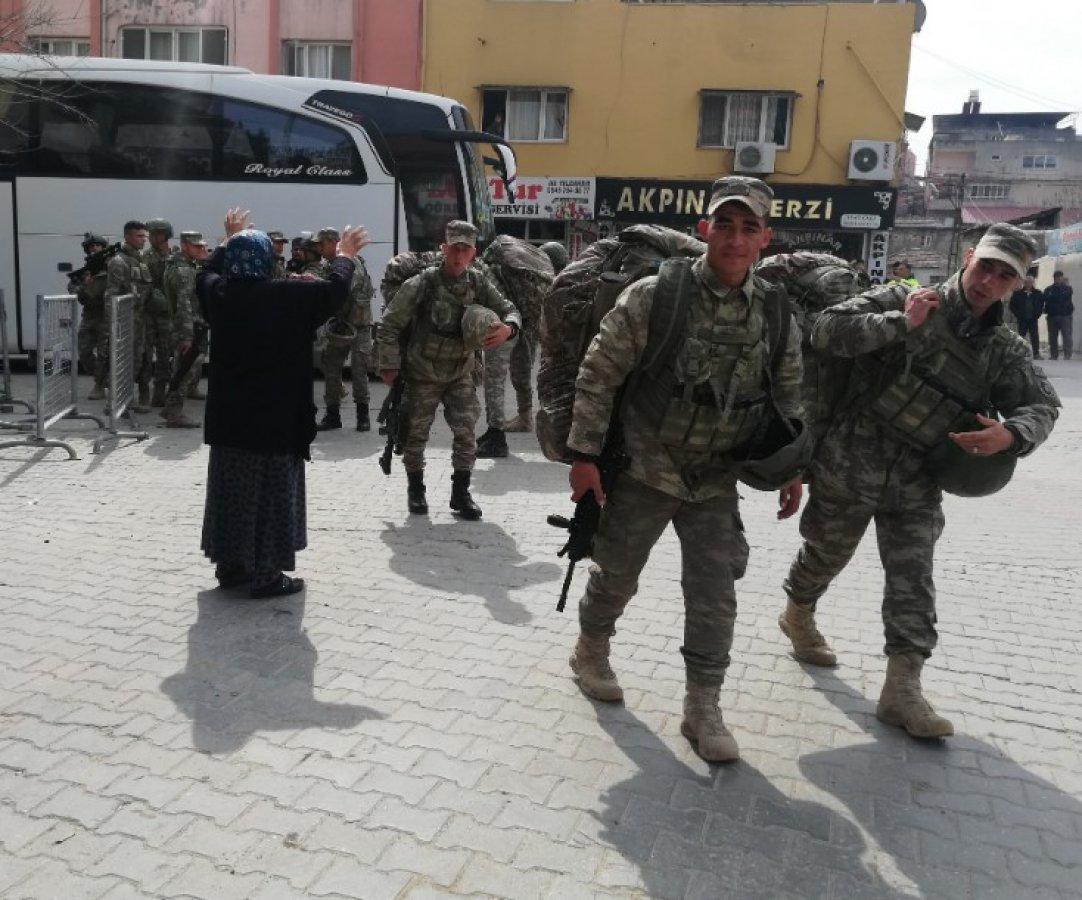 Suriye sınırına komando ve askeri araç sevkiyatı