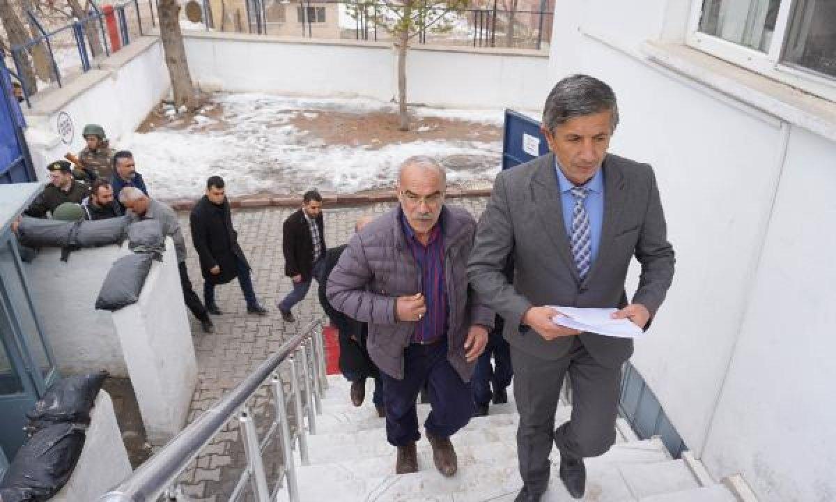 Kangal'da bir grup, askere gitmek için dilekçe verdi