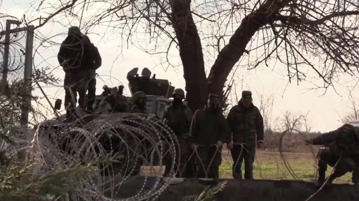 Yunan askeri sınırdaki tel engelleri güçlendiriyor