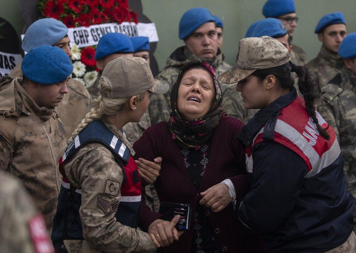 Islanmasın diye Mehmetçik'e şemsiye tuttular