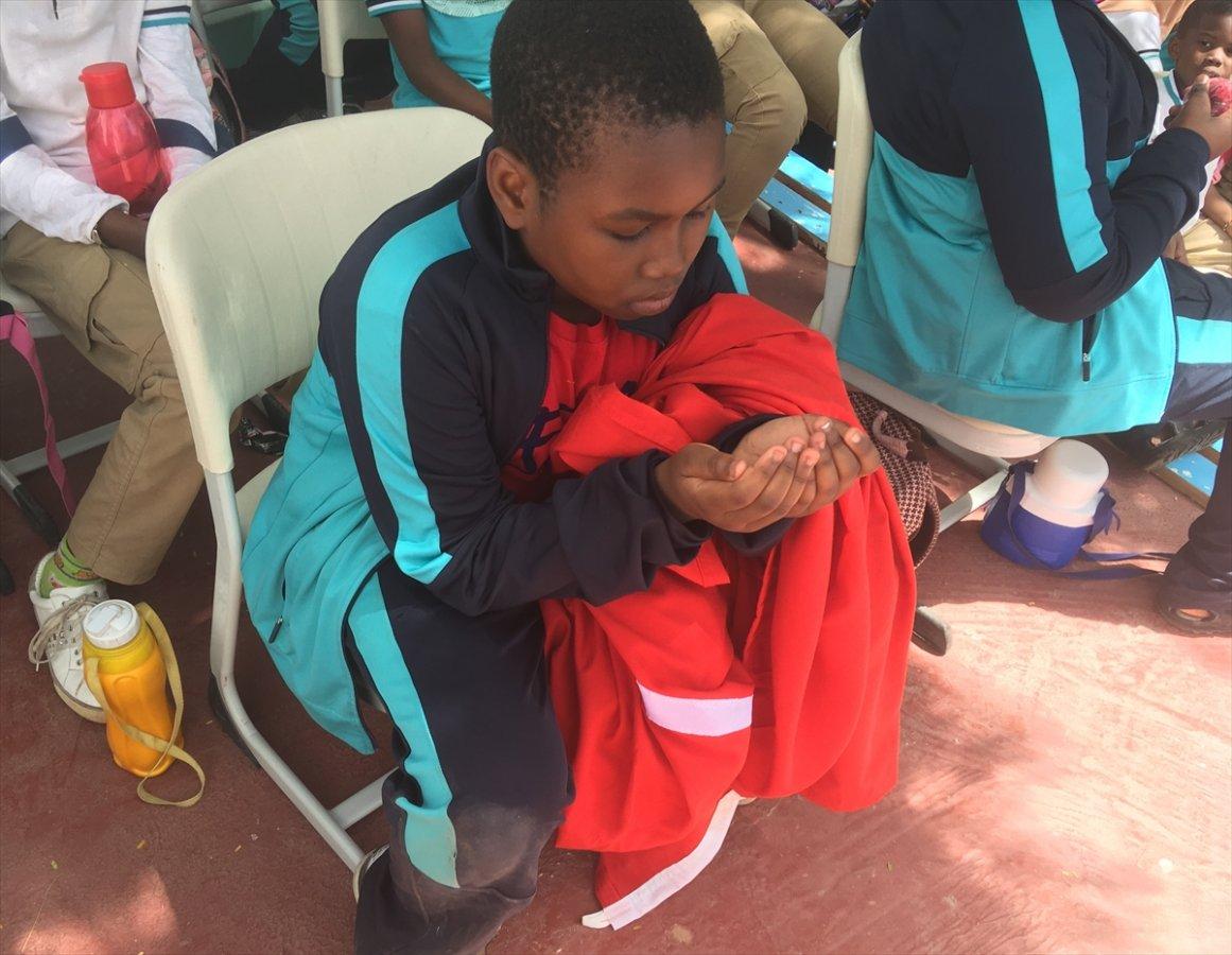 Senegalli çocuklar Türk askerleri için dua etti