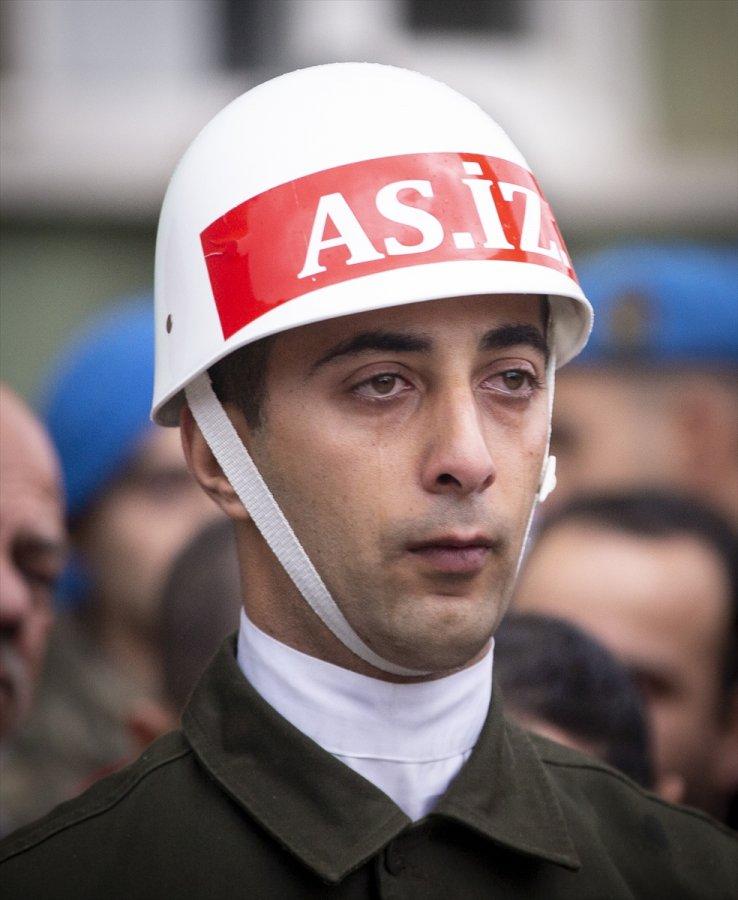 Islanmasın diye Mehmetçik'e şemsiye tuttular