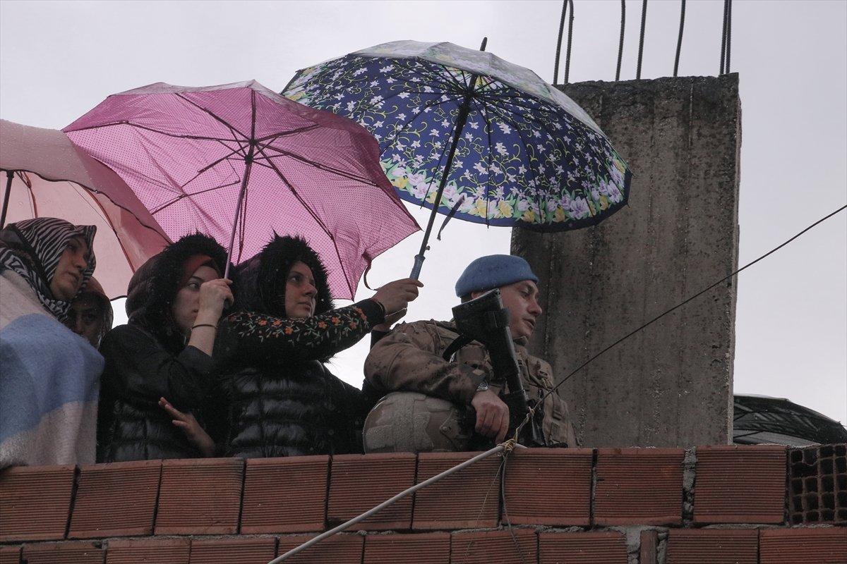 Islanmasın diye Mehmetçik'e şemsiye tuttular