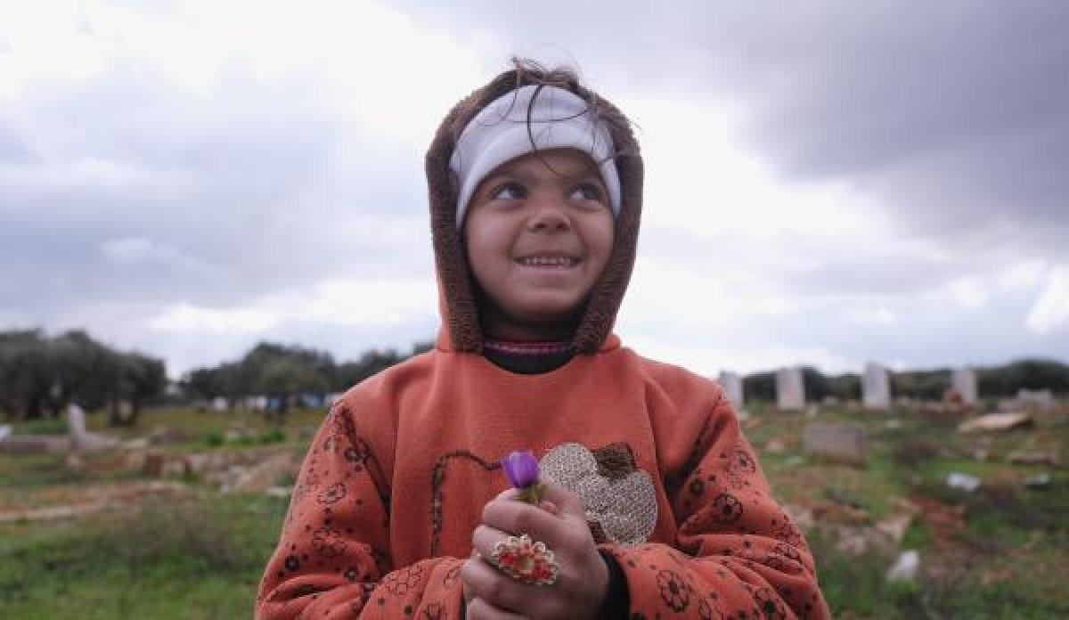 Rejimin saldırılarından kaçıp, mezarlığa sığındılar