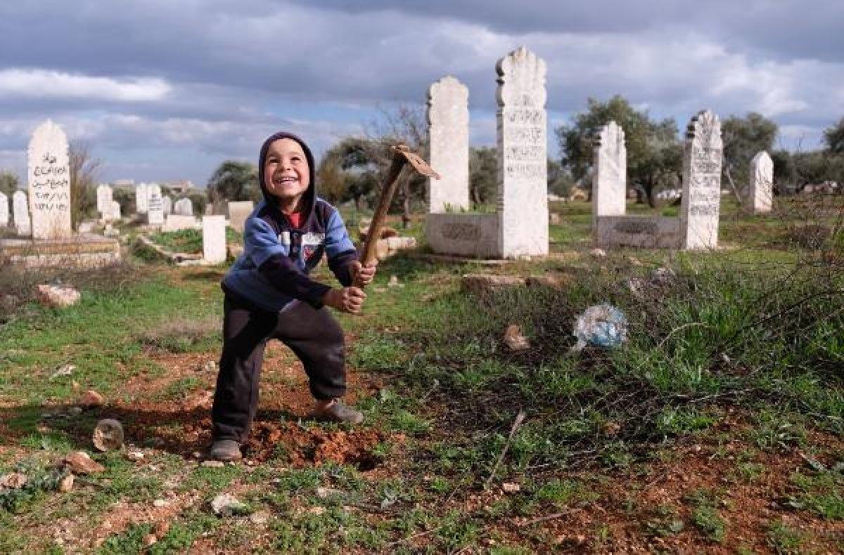 Rejimin saldırılarından kaçıp, mezarlığa sığındılar