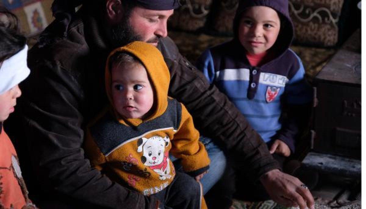 Rejimin saldırılarından kaçıp, mezarlığa sığındılar