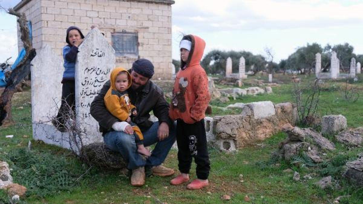 Rejimin saldırılarından kaçıp, mezarlığa sığındılar