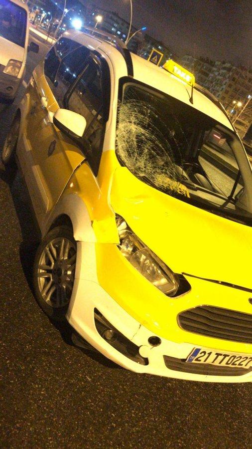 Diyarbakır'da zabıta memuruna ticari taksi çarptı