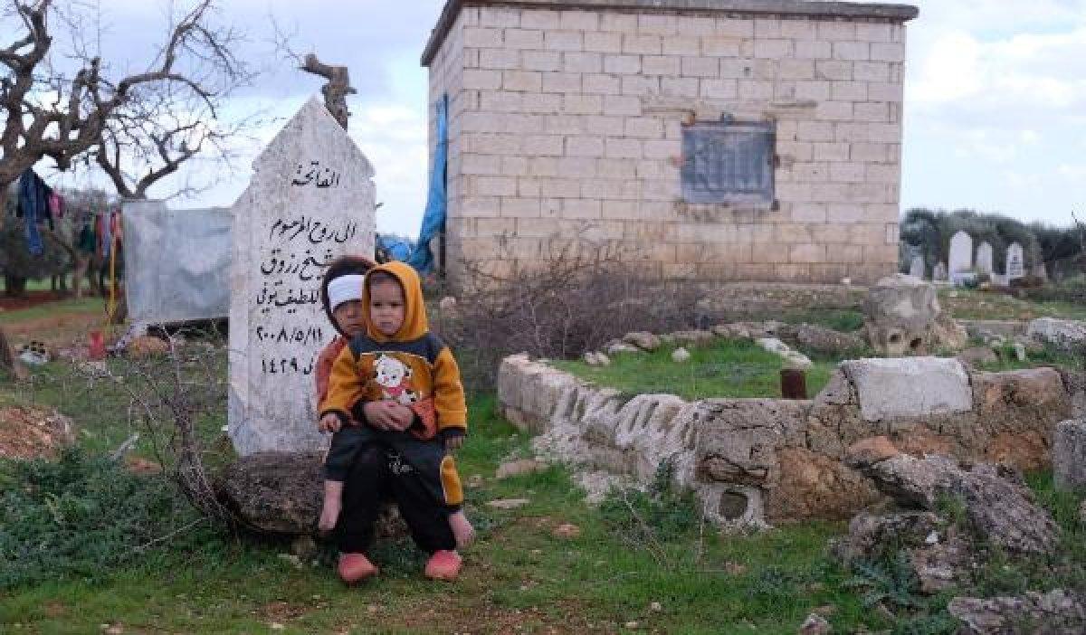 Rejimin saldırılarından kaçıp, mezarlığa sığındılar