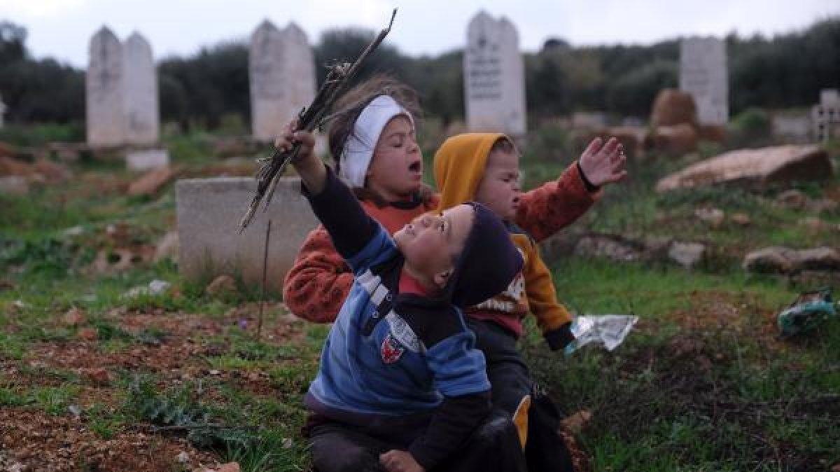 Rejimin saldırılarından kaçıp, mezarlığa sığındılar