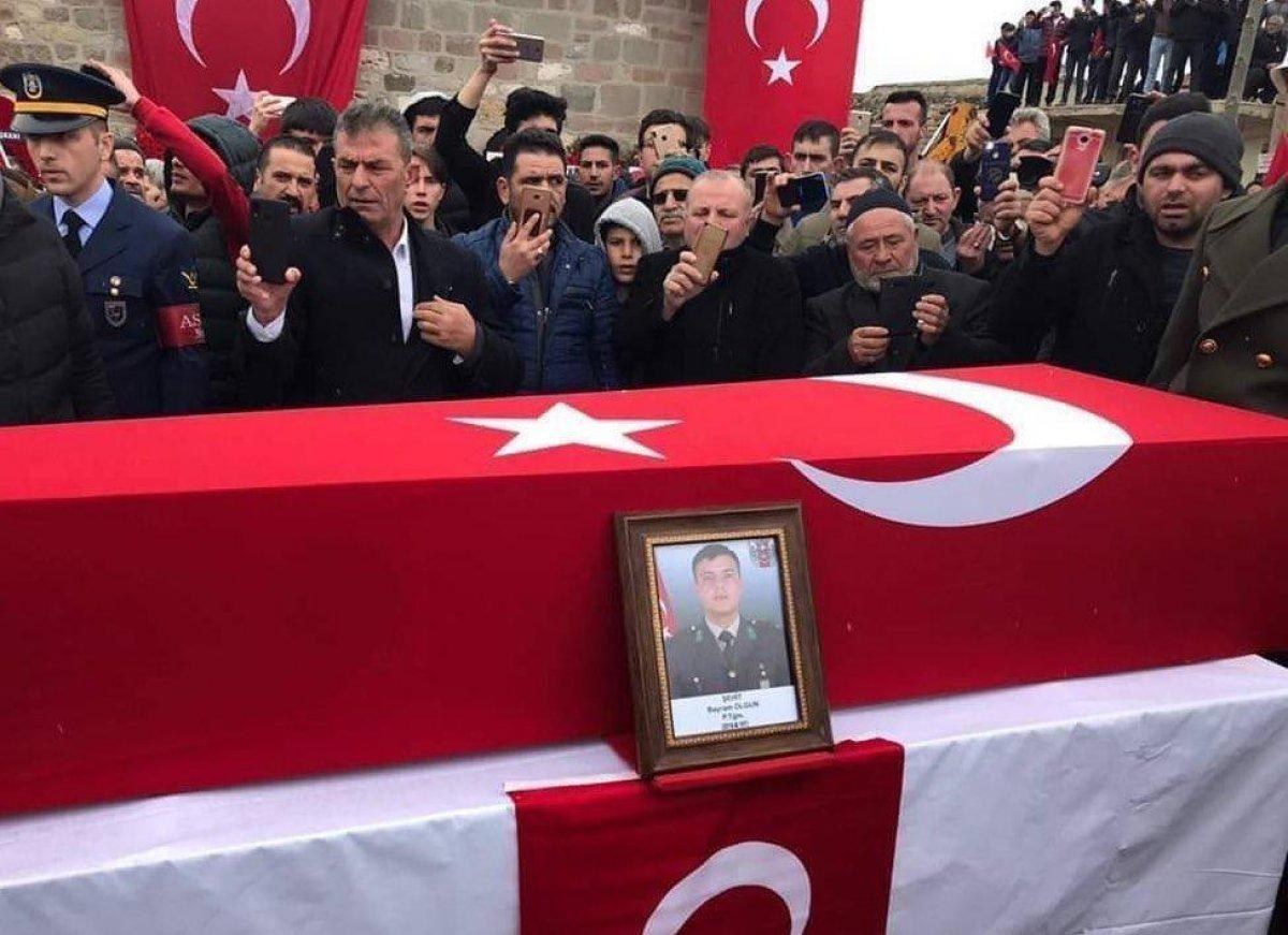 Şehit cenazesinde sosyal medya derdine düştüler