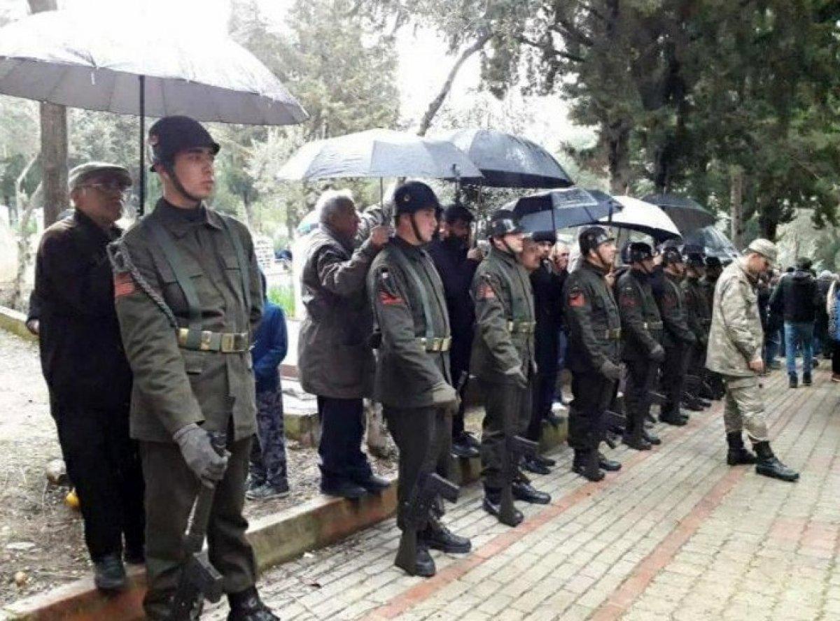 Osmaniye şehidini uğurlarken, askerlere sevgi seli