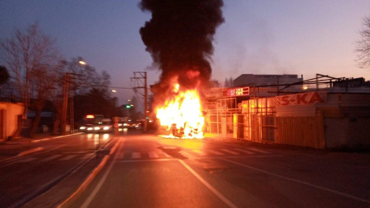 Bursa'da halk otobüsü yandı