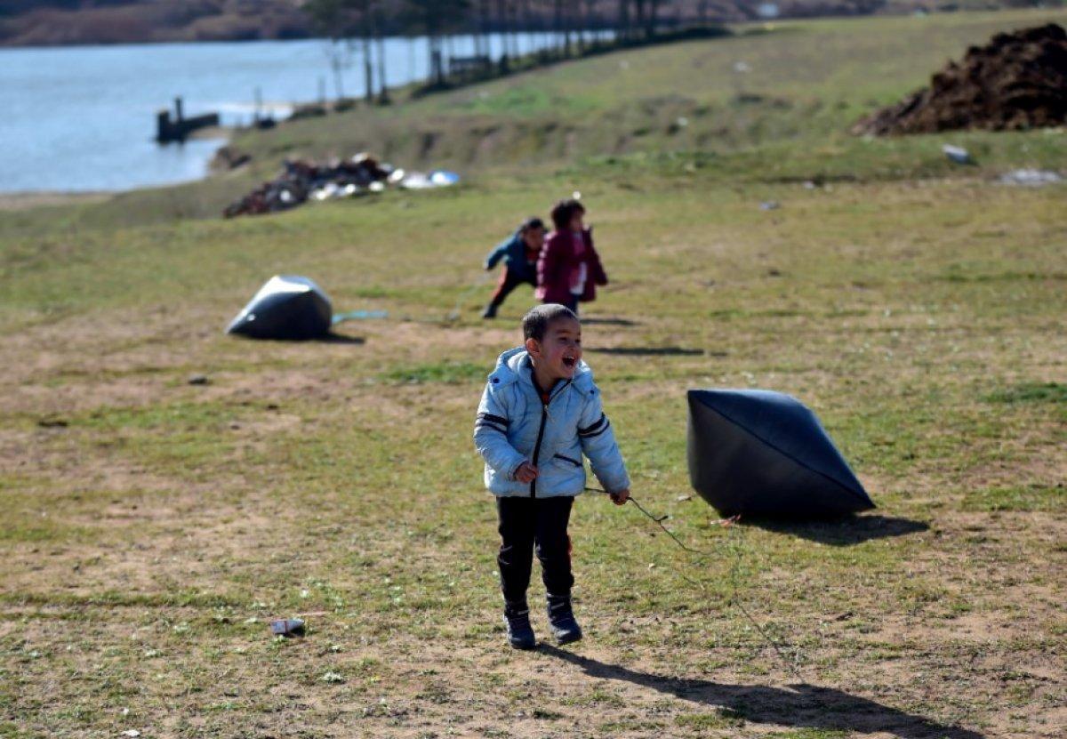 Meriç Nehri'ni geçmeyi bekleyen çocuklar