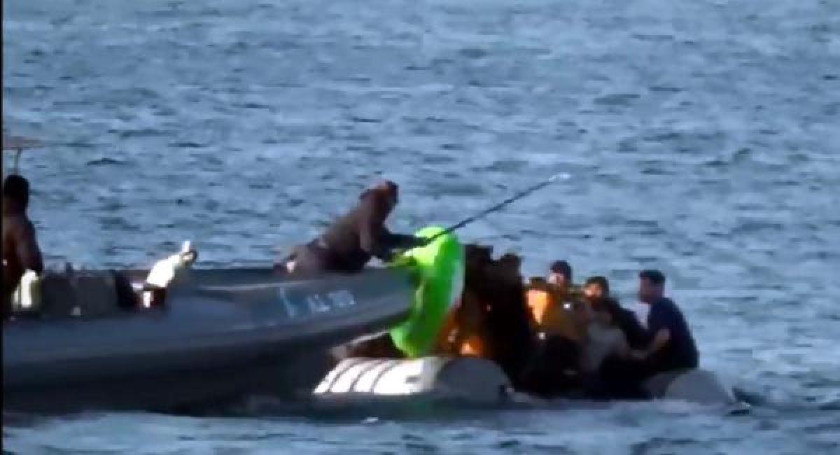 Yunanlılar mültecilerin botlarını batırmaya çalıştı