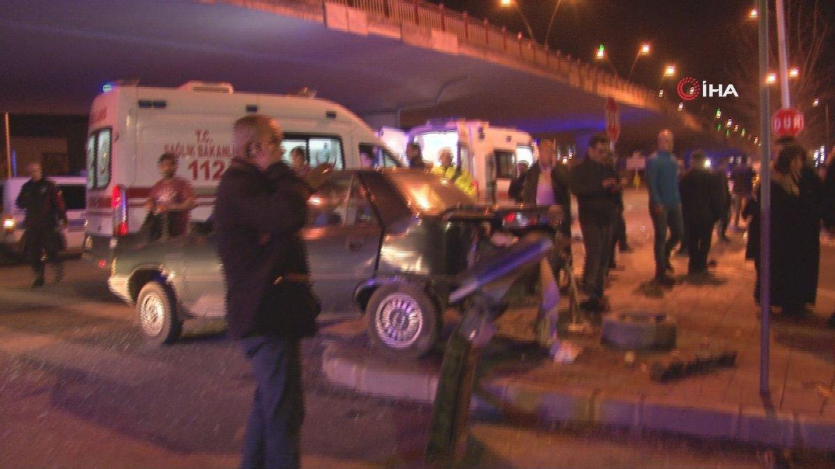 Kayseri'de iki otomobil kavşakta çarpıştı: 4 yaralı