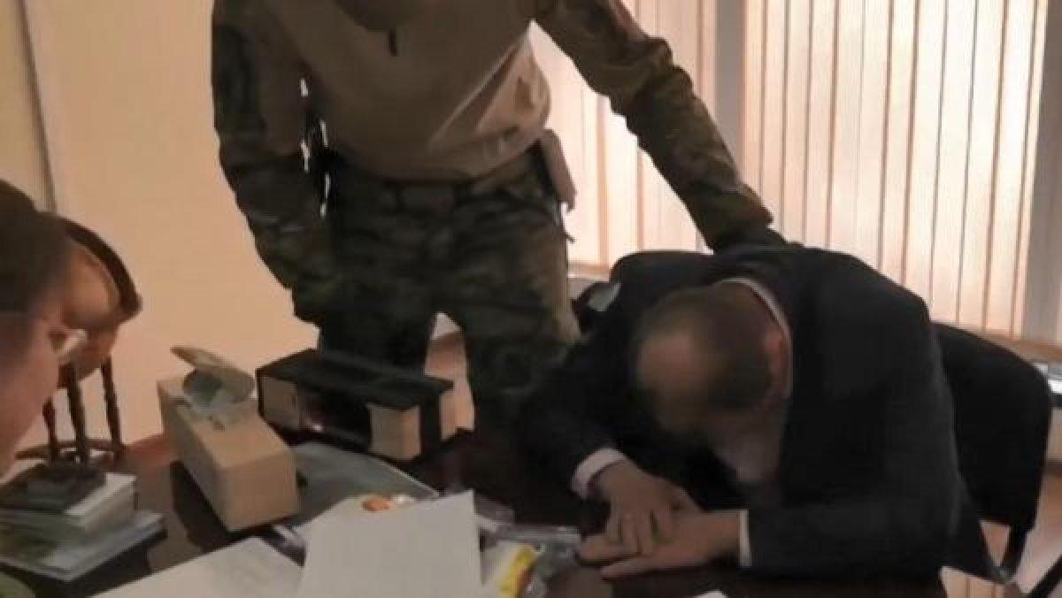 Rusya'da, rüşvet operasyonunda kanıtları yemeye çalıştı