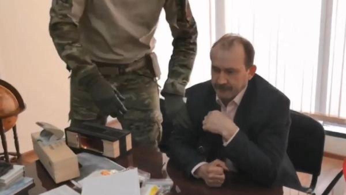 Rusya'da, rüşvet operasyonunda kanıtları yemeye çalıştı