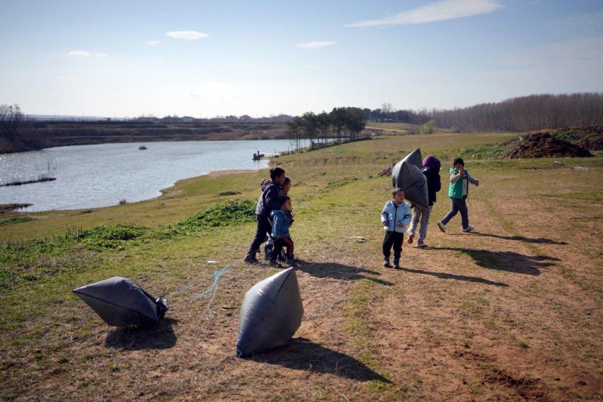 Meriç Nehri'ni geçmeyi bekleyen çocuklar