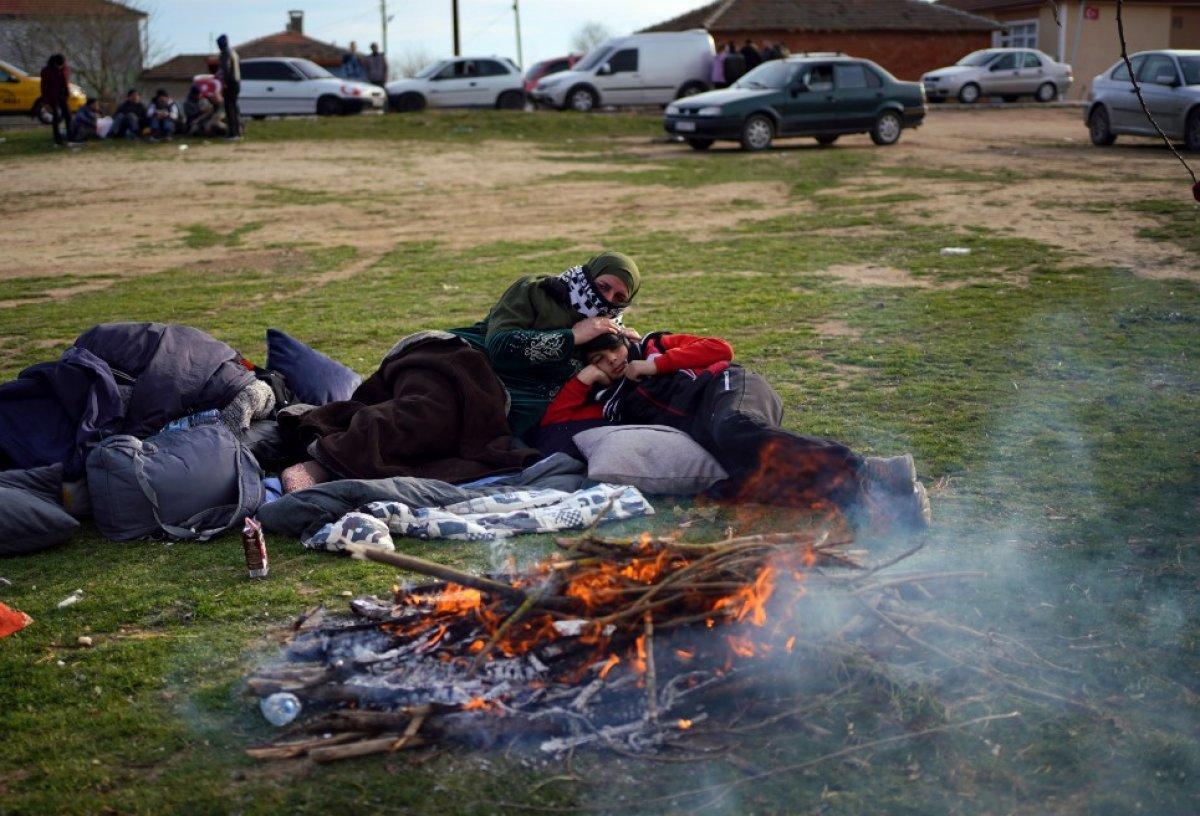 Meriç Nehri'ni geçmeyi bekleyen çocuklar