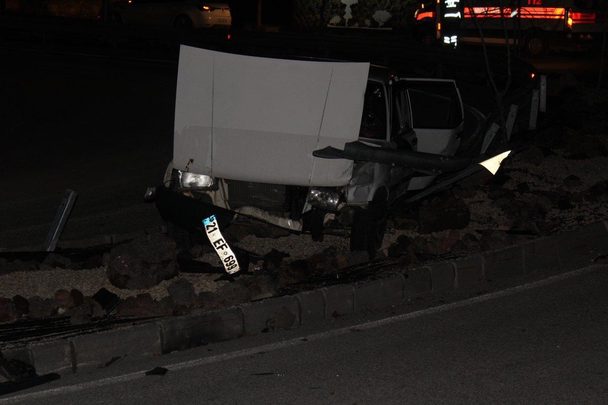 Elazığ'da bariyerlere çarpan araçtaki 3 kişi yaralandı