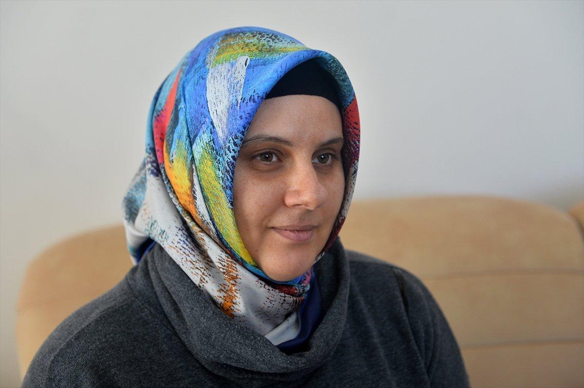 Cenazede askere şemsiye tutan kadın konuştu