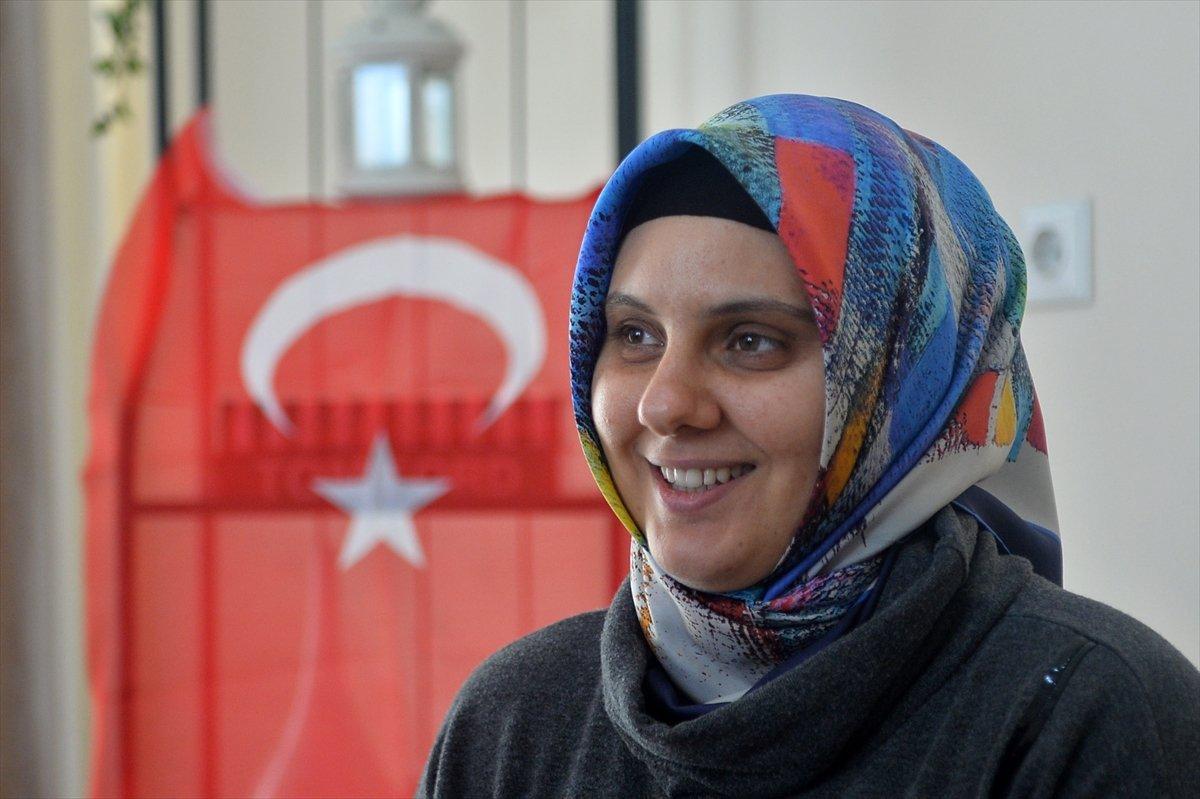 Cenazede askere şemsiye tutan kadın konuştu