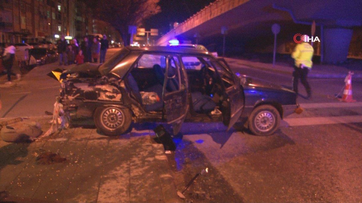 Kayseri'de iki otomobil kavşakta çarpıştı: 4 yaralı