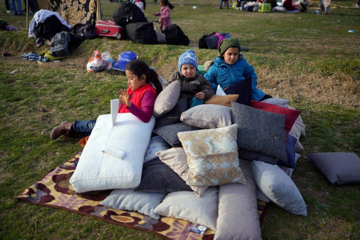 Meriç Nehri'ni geçmeyi bekleyen çocuklar