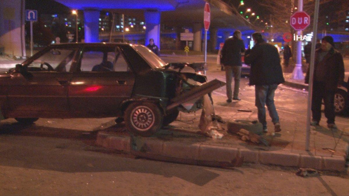 Kayseri'de iki otomobil kavşakta çarpıştı: 4 yaralı